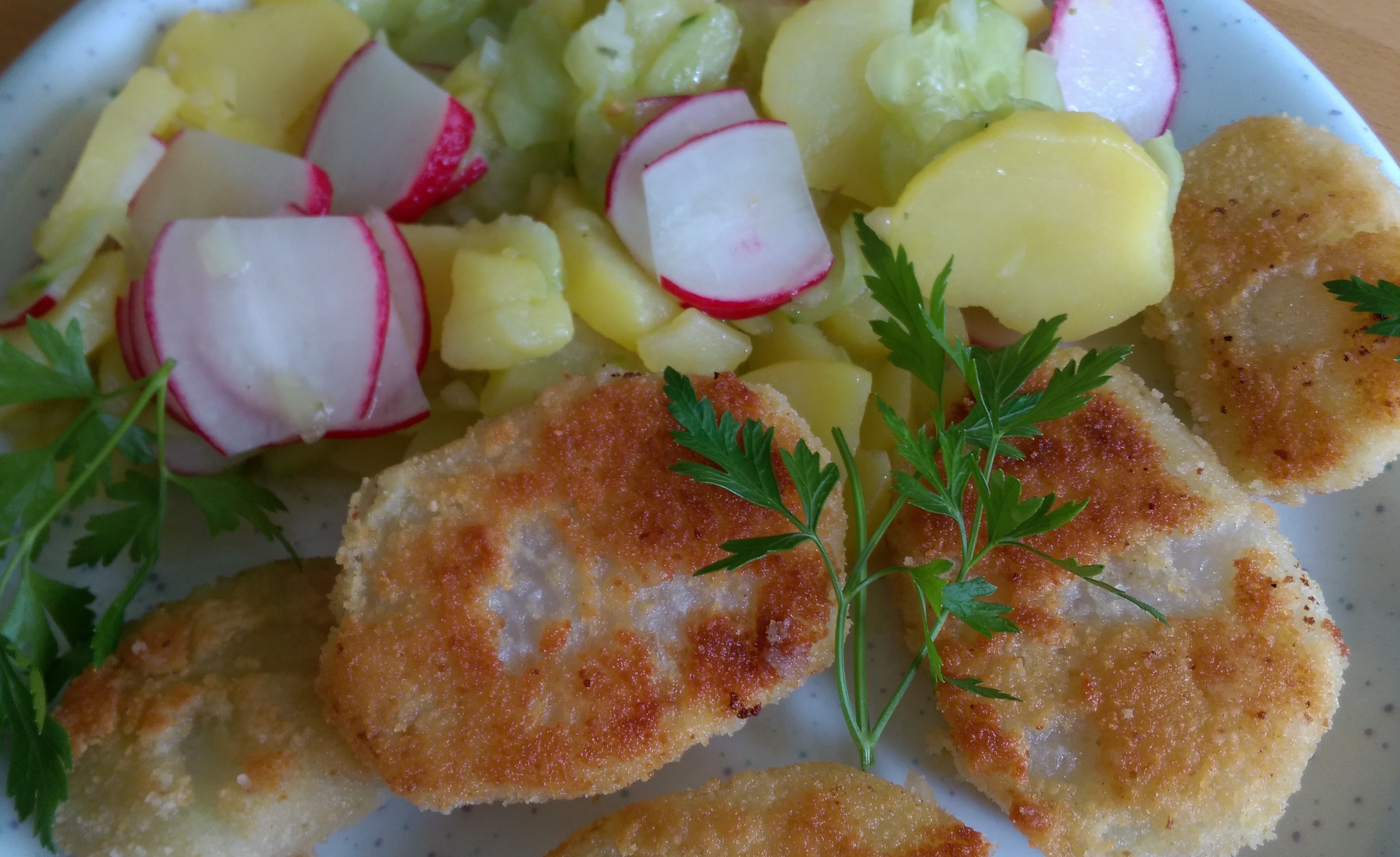 Kartoffelsalat mit Radieschen und Gurken und gebratenen Kohlrabi | Mein ...